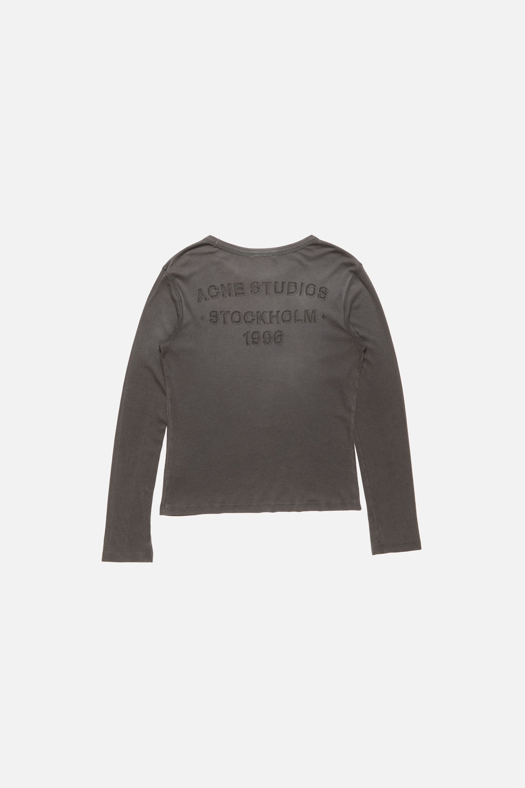 Acne Studios スプレー加工ロゴTシャツ　フェイデッドブラック Acne Studios - スプレー加工ロゴTシャツ - フェイデッドブラック