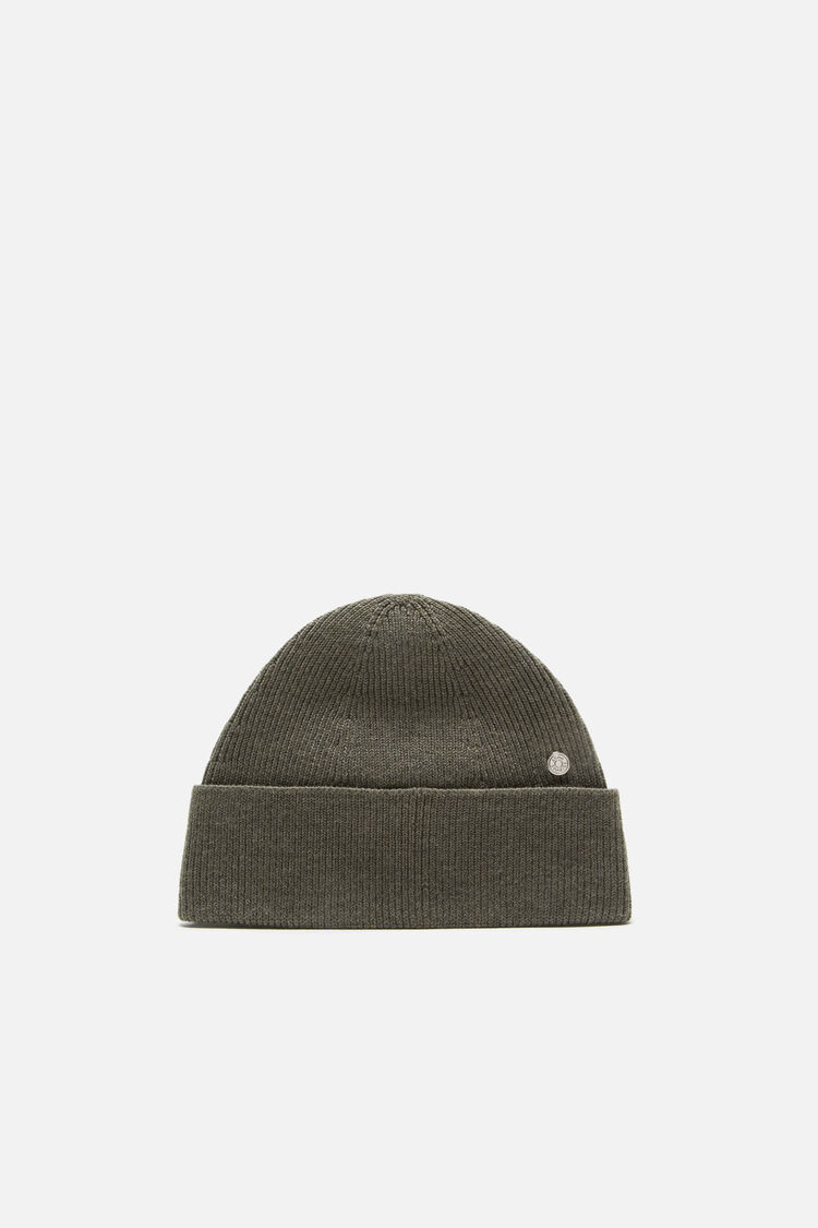 Wool beanie with rivet