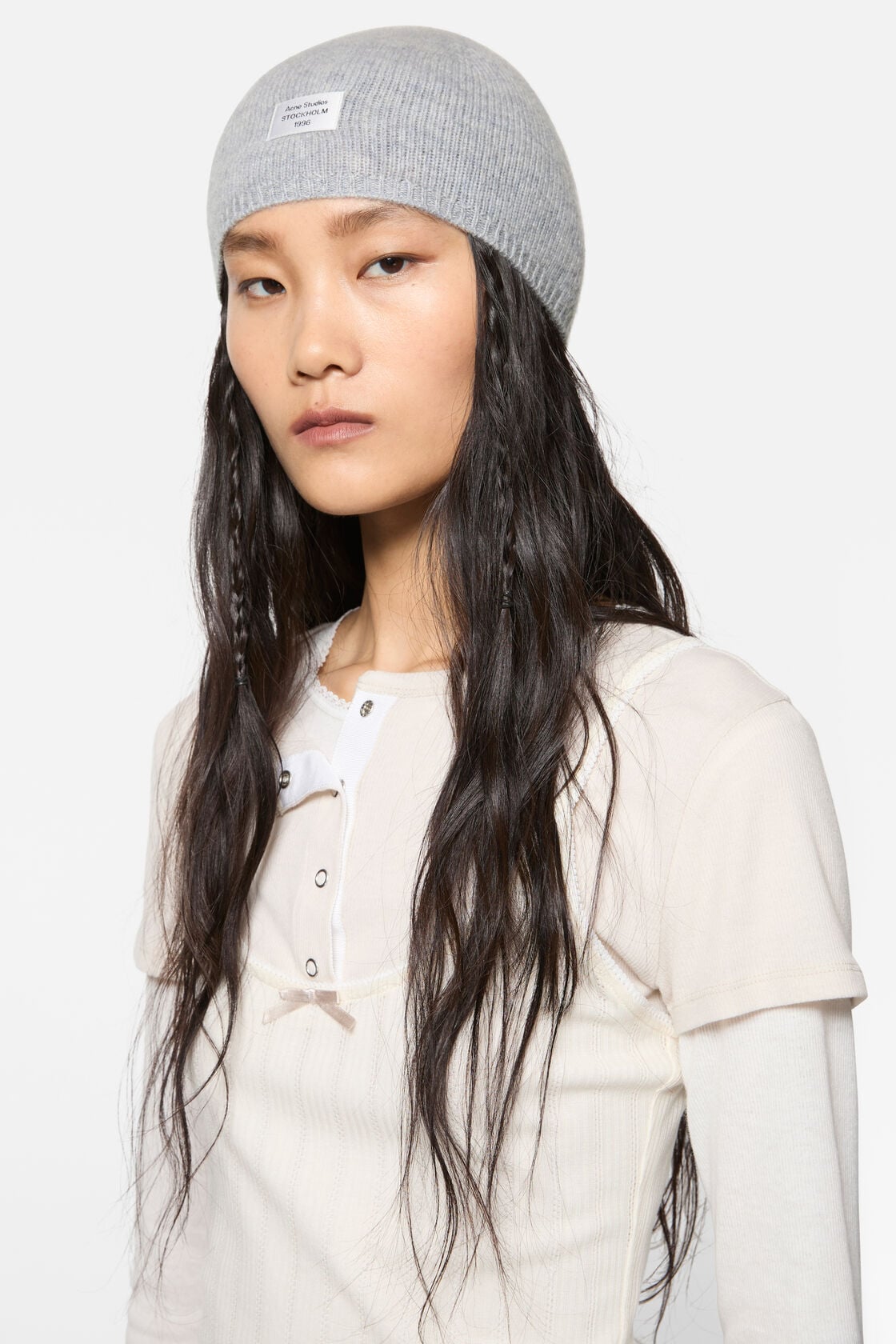 Cashmere beanie with logo, Cold grey melange, 2000x