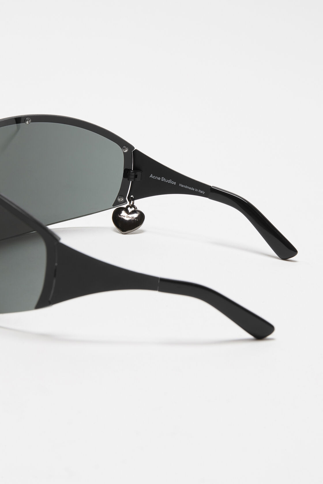 Metal shield sunglasses, Black/black, 2000x