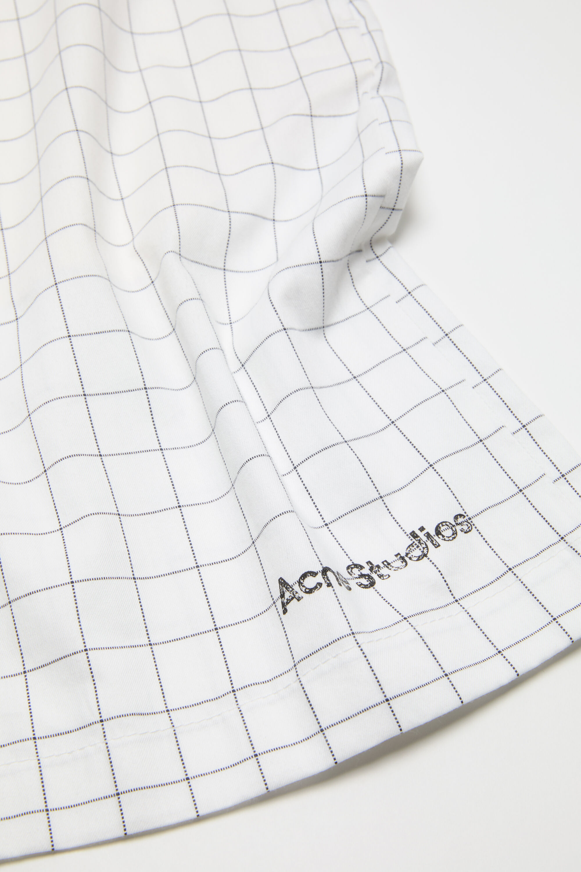 Acne Studios - カジュアルチェックショートパンツ - ホワイト/ブラック Acne Studios - カジュアルチェックショートパンツ - ホワイト/ブラック