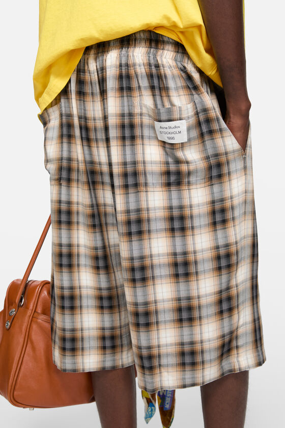 Check shorts, Beige/black, 2000x
