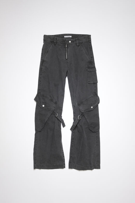 Acne Studiosのカーゴパンツを使った人気ファッションコーディネート 