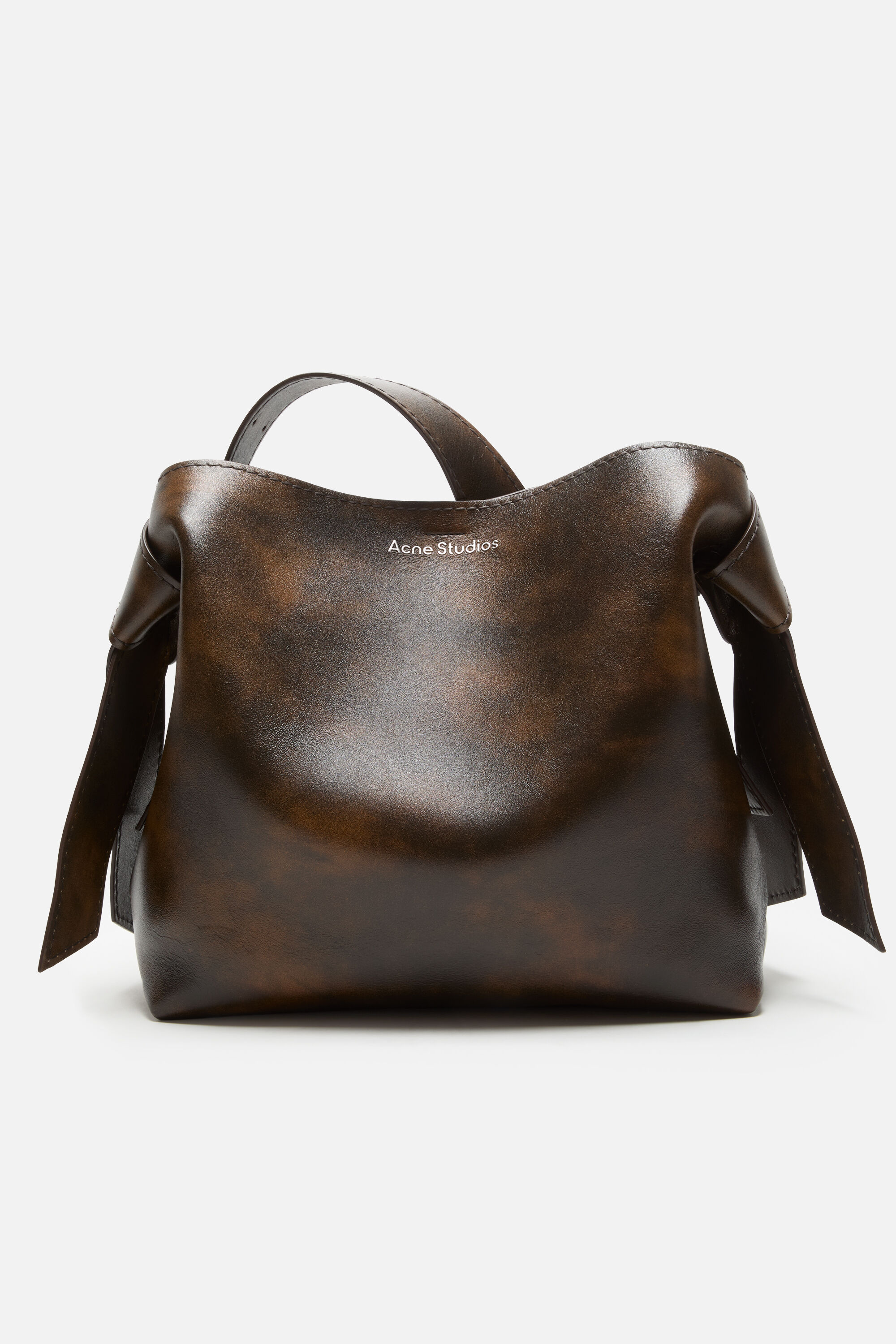 Acne Studios – 彫刻的なフォルム、際立つディテール、そして意外性の