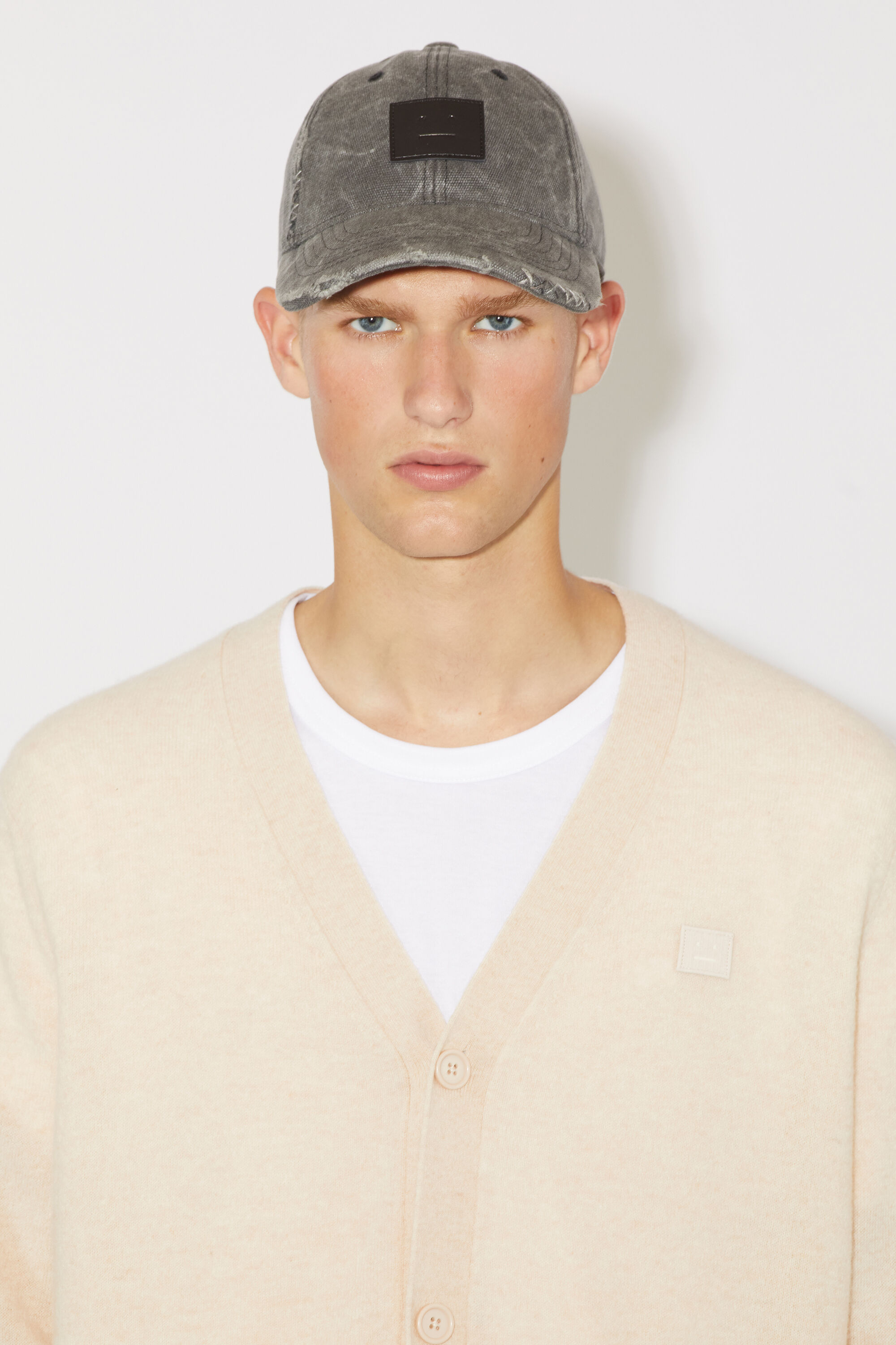 アクネストゥディオズ（AcneStudios）　Vネックパッチカーディガン AcneStudios Vネックカーディガン フェイスパッチ