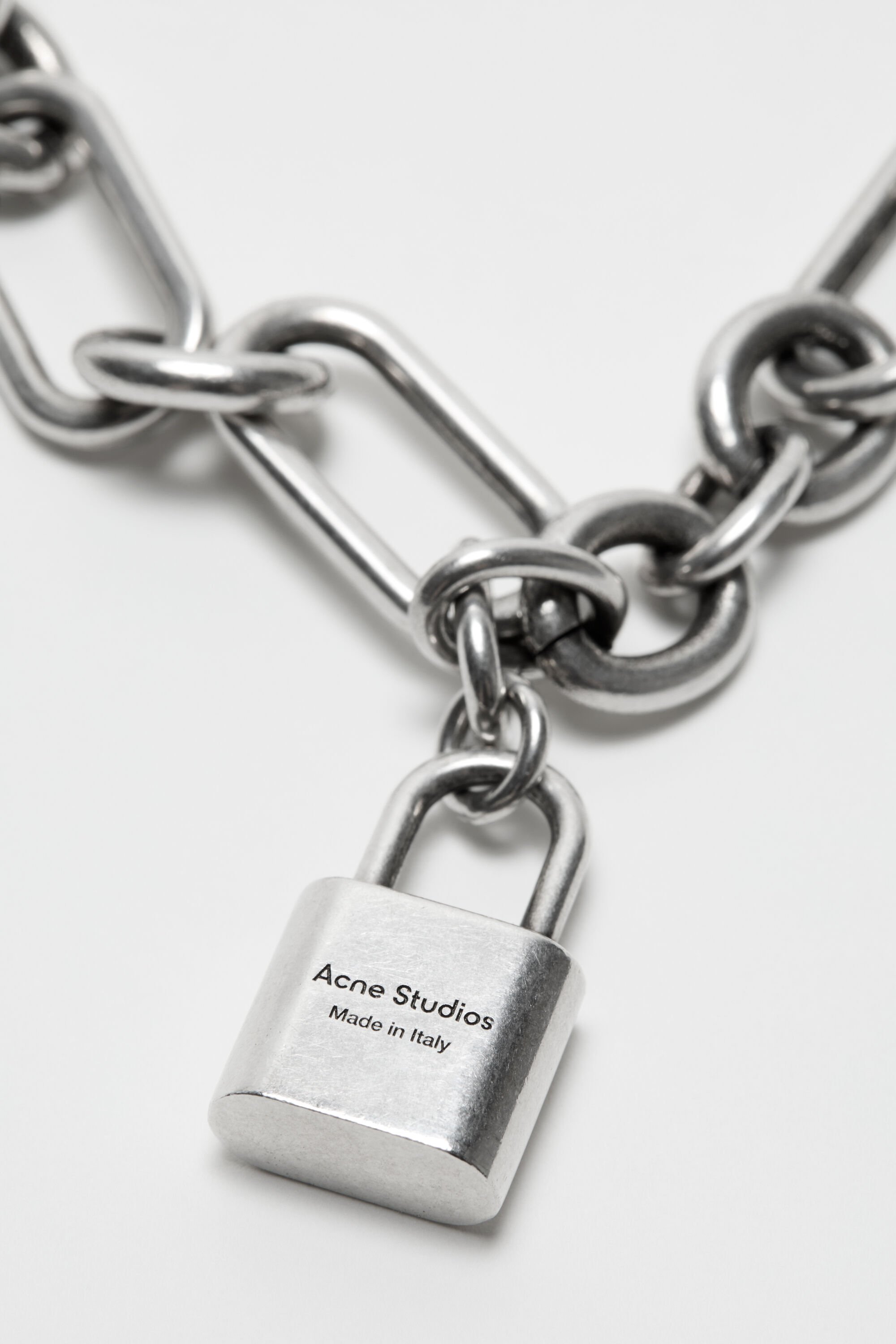 Acne Studios 南京錠チェーンネックレス Acne Studios ロゴ パドロック 南京錠 チェーン ネックレス (Acne