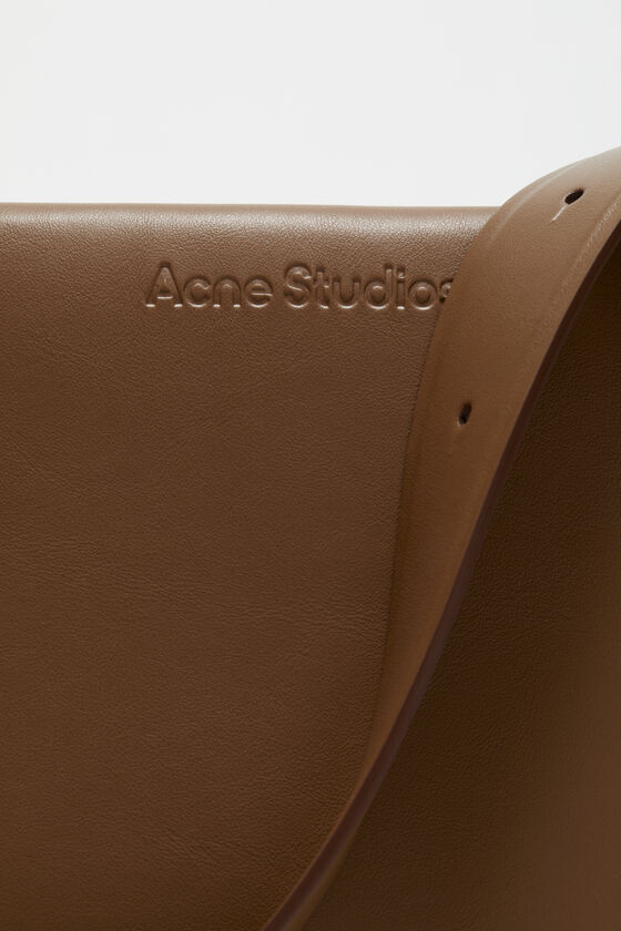 Acne Studios - Musubi Schultertasche - Kamelbraun 