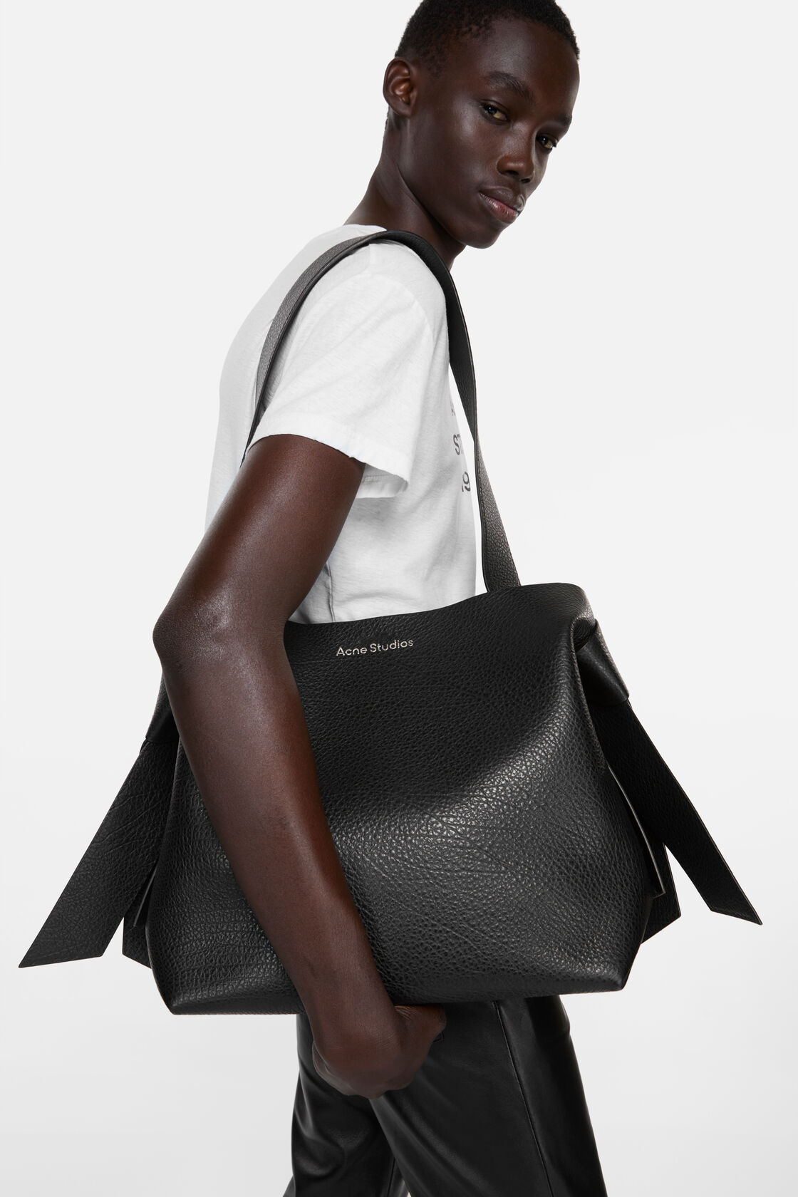 Musubi midi shoulder bag, Black, 2000x