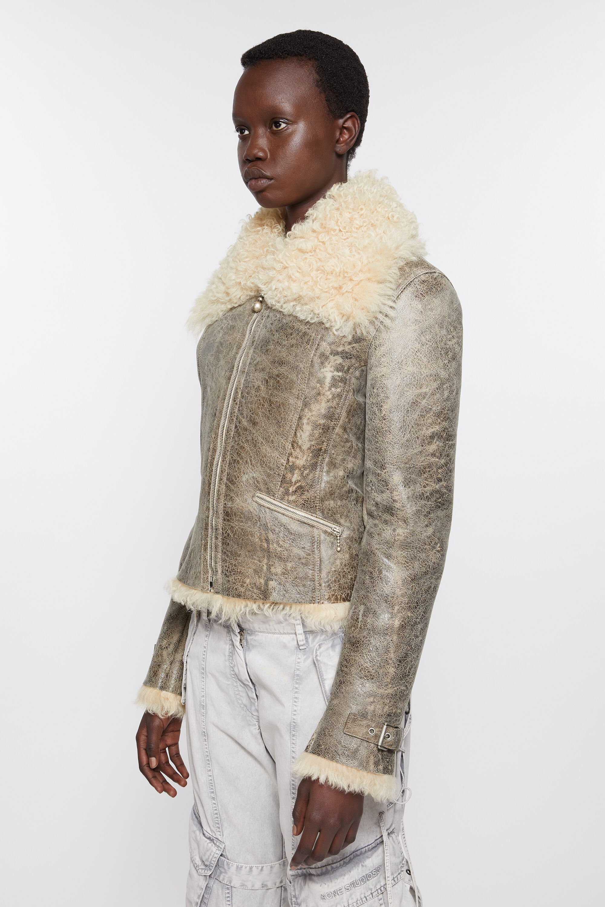herlipto, 【12月13日(水)19時再販売開始】, Shearling-Trimmed Suede Coat, - pale white-, 羽織るだけでトレンド感を演出してくれるスエードコート。, 光沢感が少なくリアルに見えるファーは毛足を絶妙な長さにすることで、こなれ感のある雰囲気に仕上げました herlipto, 【12月13日(水)19時再販売開始】, Shearling-Trimmed Suede Coat, - pale white-, 羽織るだけでトレンド感を演出してくれるスエードコート。, 光沢感が少なくリアルに見えるファーは毛足を絶妙な長さにすることで、こなれ感のある雰囲気に仕上げました