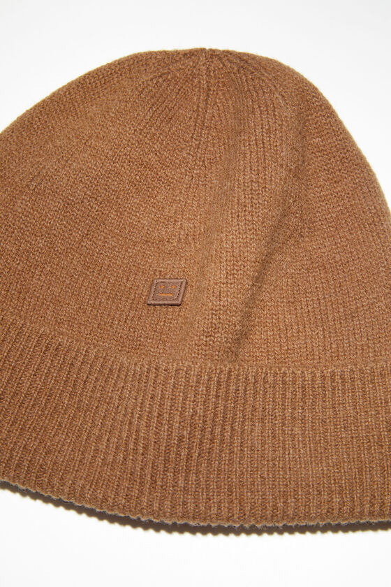 Acne Studios - Beanie mit Micro-Face-Aufnäher - Toffeebraun