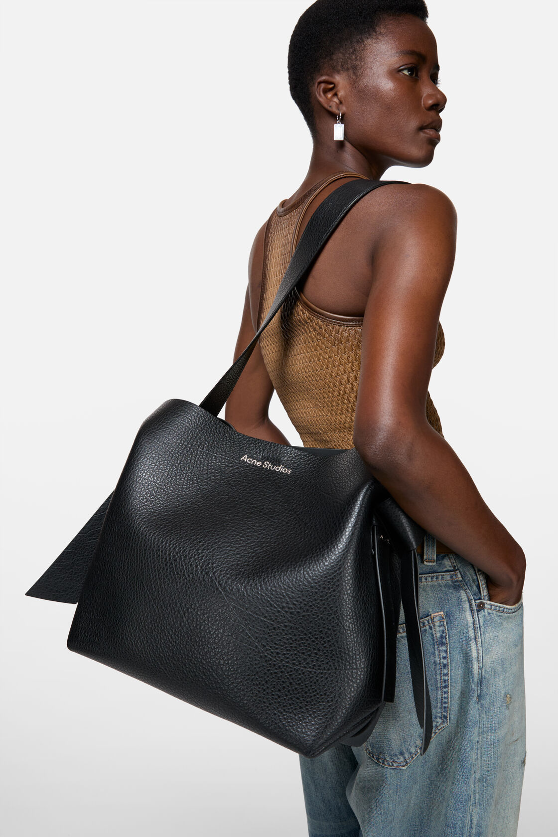 Musubi midi shoulder bag, Black, 2000x