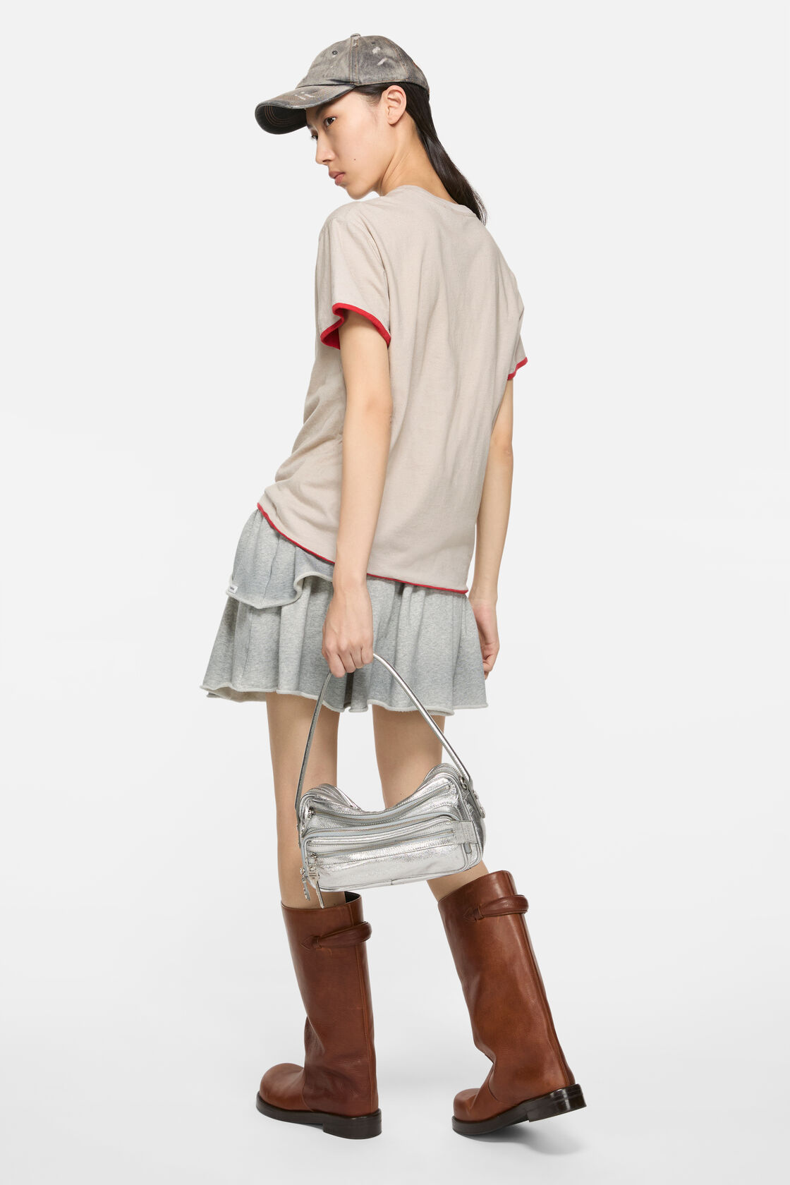 压花徽标T恤, 白色/红色, 2000x