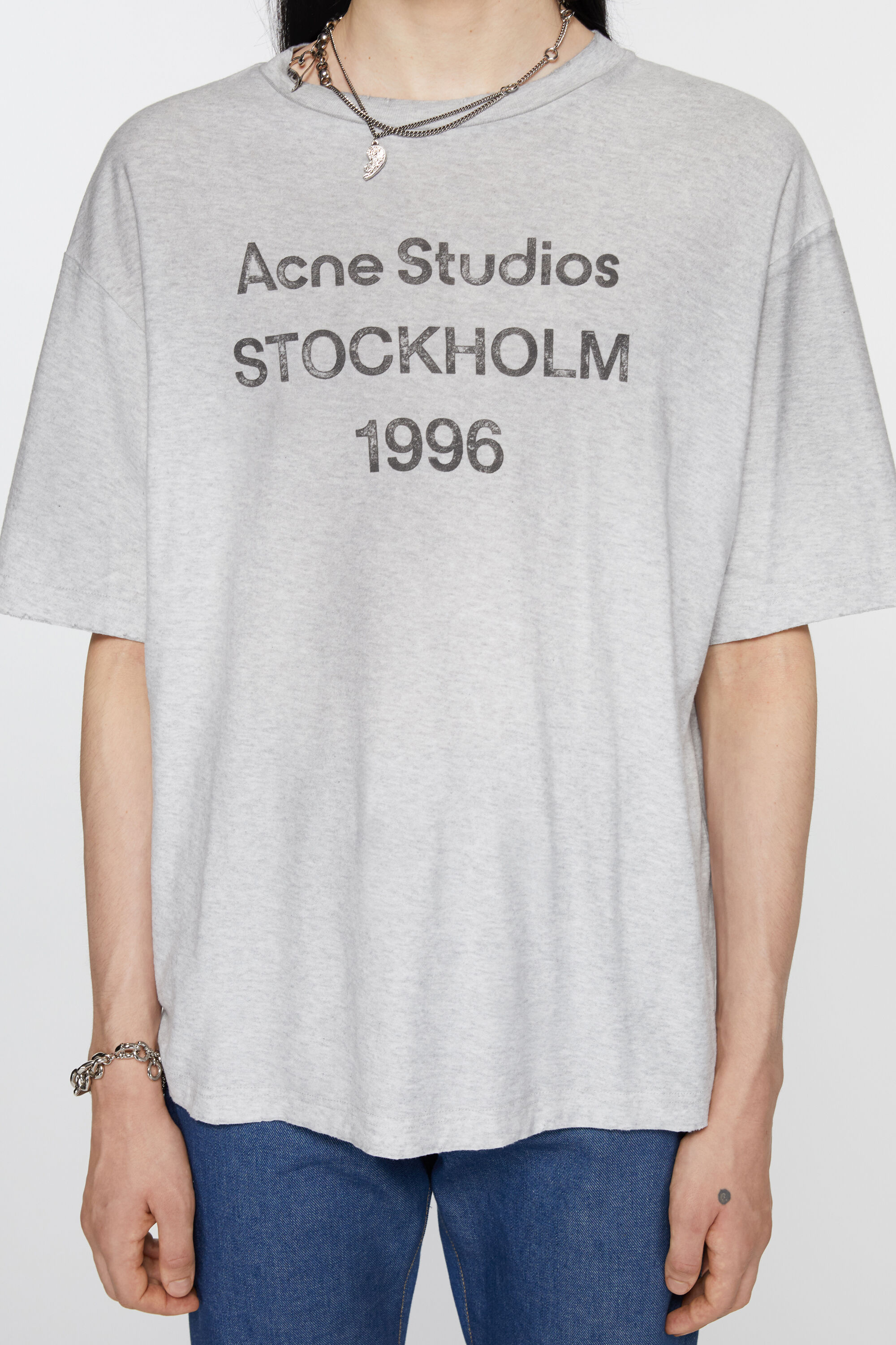 完売】 Acne Studios L Tシャツ センターロゴ トップス - www