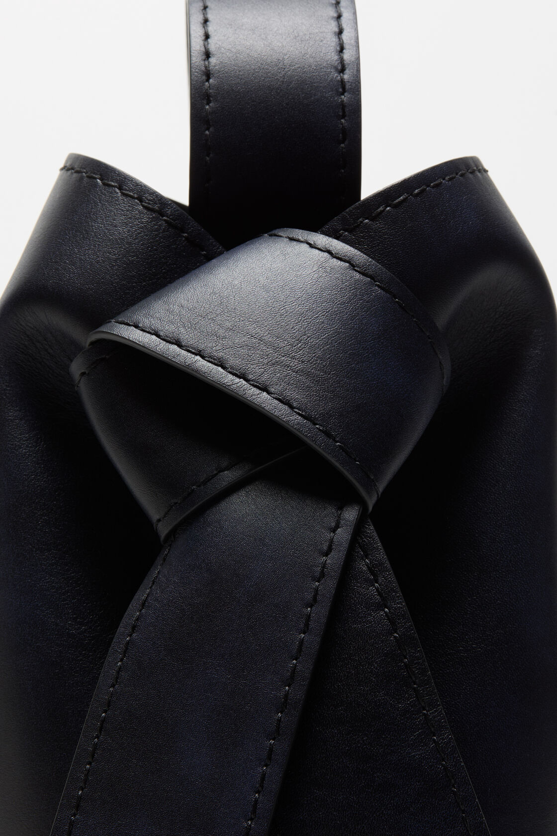 Musubi midi shoulder bag, Navy blue, 2000x