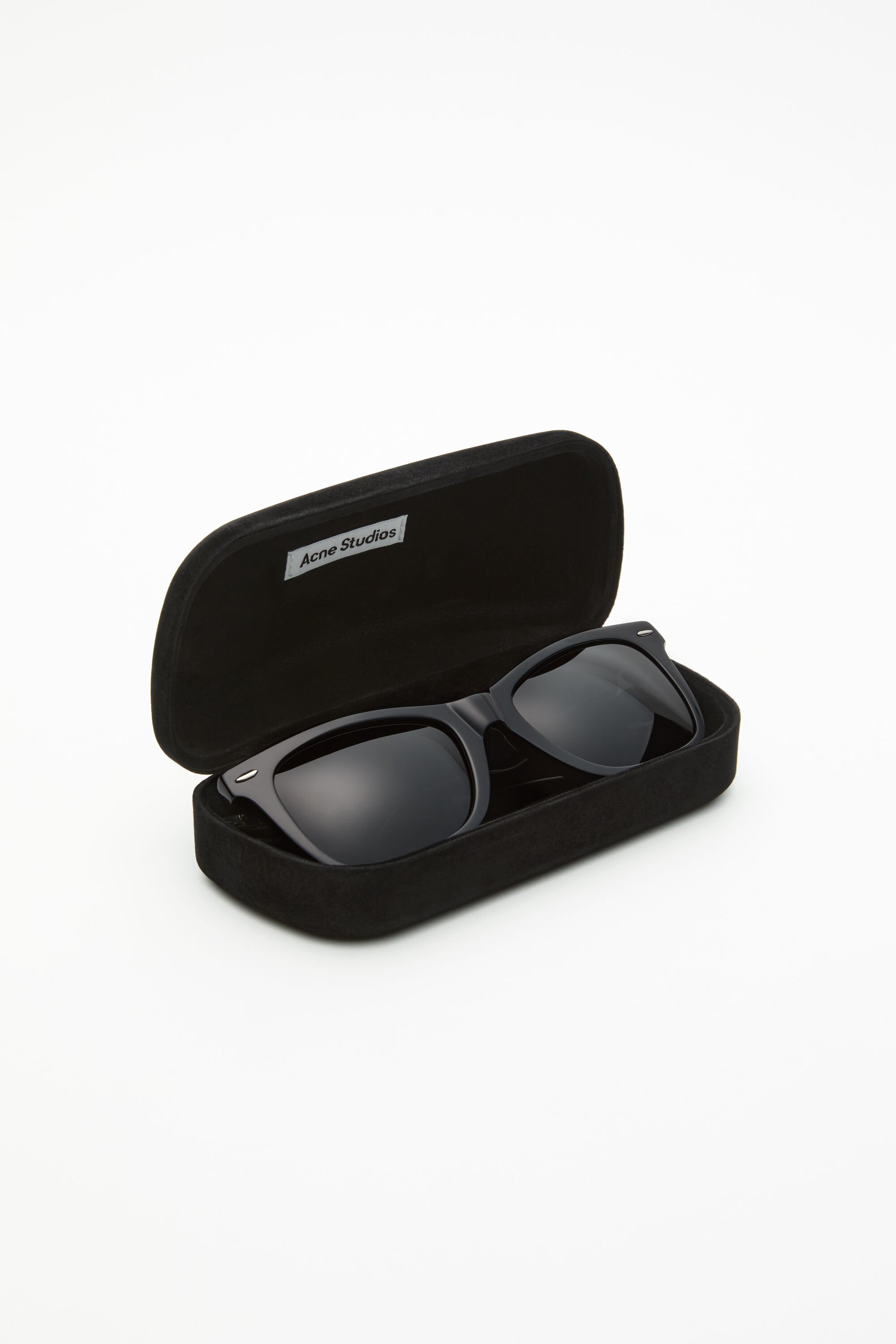 ACNE STUDIOS ブラック フレームサングラス C30061-AX0_A.jpg?sw=750&sh=1125