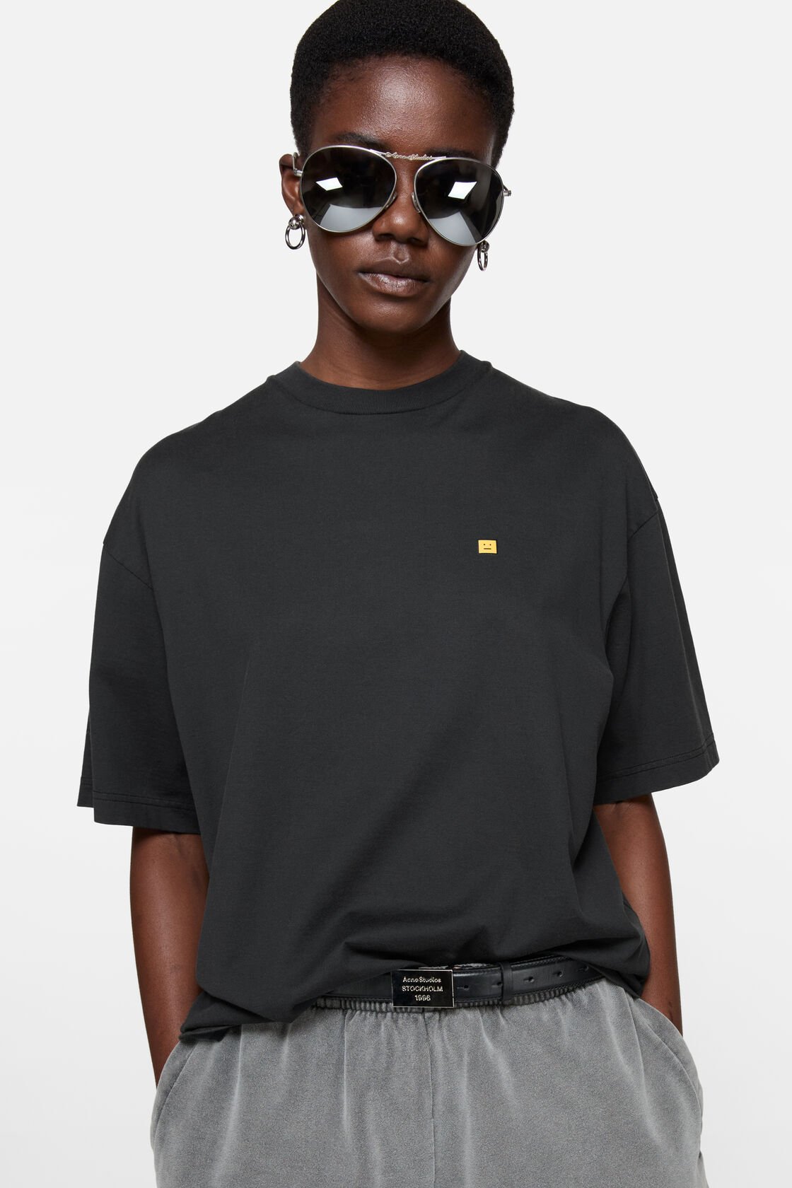 Logo t-shirt - relaxed fit, Faded black, 2000x