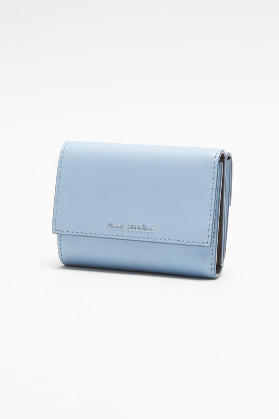 Acne Studios - 3つ折りレザーウォレット - ベビーブルー/ブラウン 