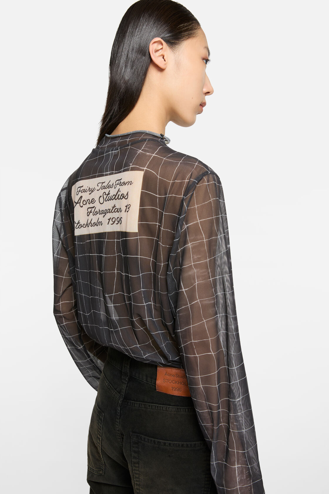 T-Shirt aus Mesh mit Print, Schwarz Mehrfarbig, 2000x