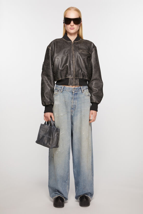 Acne Studios - Mini-Schultertasche mit Logo - Silber Blau 